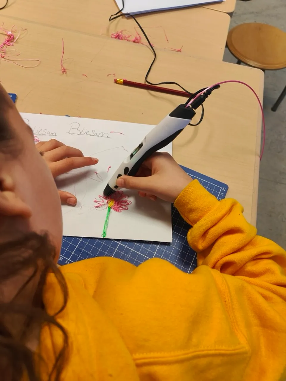 Leerling tekent met een 3D-pen