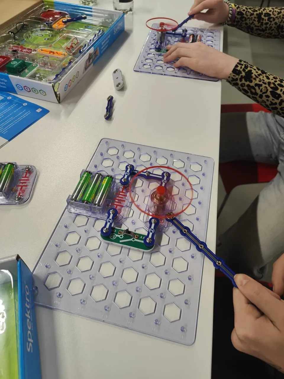 Leerlingen bouwen elektronische schakelingen met een leskist