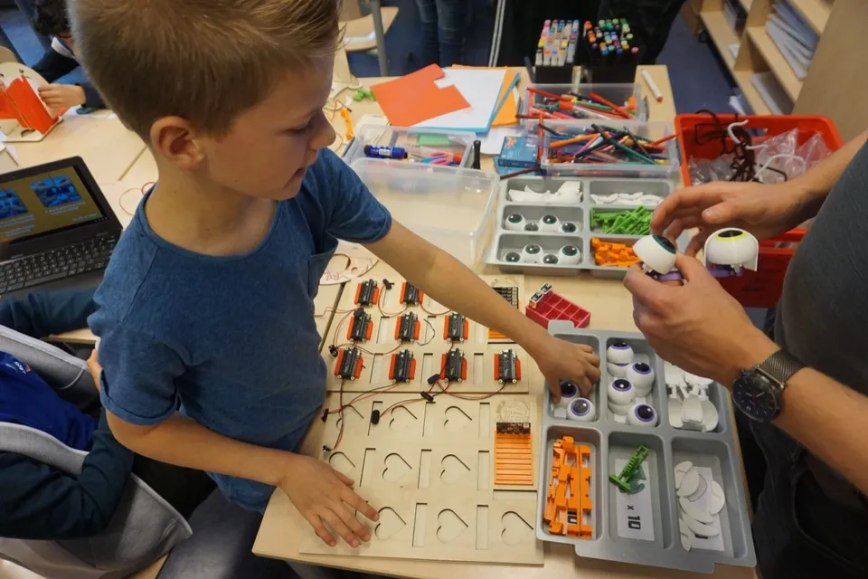 Leerling werkt met een micro:bit bouwplaat