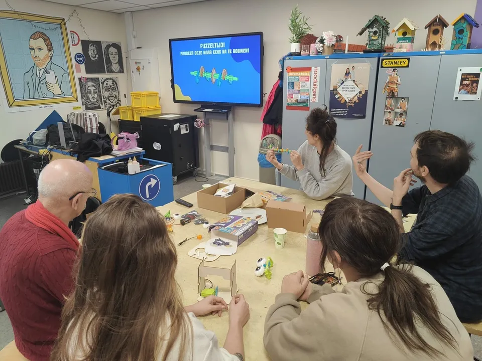 Leerkrachten volgen een training van MakerMinds